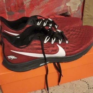 ARKANSAS RAZORBACKS NIKI TENNIS SHOES